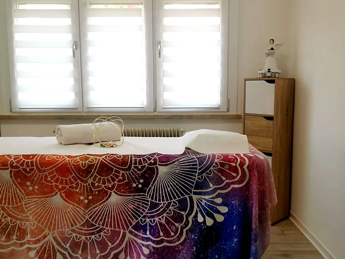 Lo studio di Roberta a Oderzo, con lettino e luce naturale dalle finestre